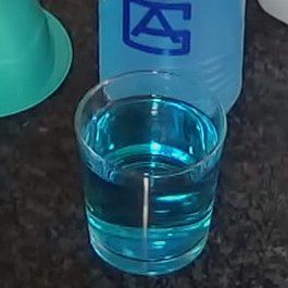 vaso medidor con líquido  
