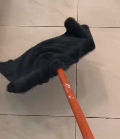preparación para la limpieza de los suelos de la casa
